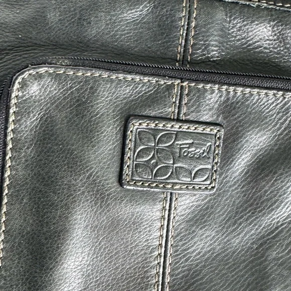 Fossil Black Crossbody Bag with Adjustable Strap and Vintage Leather - Picture 2 of 4